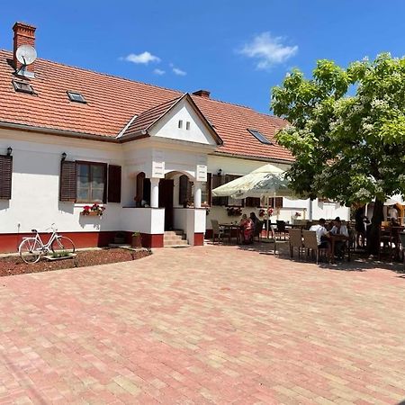 Noble'S Panzio Es Etterem Bed & Breakfast Nemesnep ภายนอก รูปภาพ