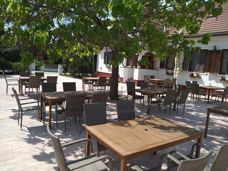 Noble'S Panzio Es Etterem Bed & Breakfast Nemesnep ภายนอก รูปภาพ
