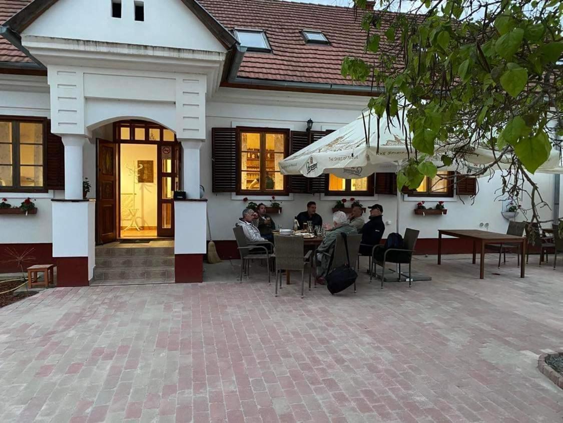 Noble'S Panzio Es Etterem Bed & Breakfast Nemesnep ภายนอก รูปภาพ