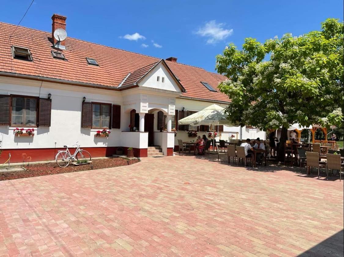 Noble'S Panzio Es Etterem Bed & Breakfast Nemesnep ภายนอก รูปภาพ