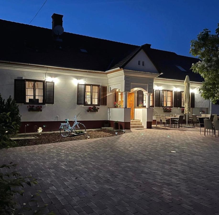 Noble'S Panzio Es Etterem Bed & Breakfast Nemesnep ภายนอก รูปภาพ